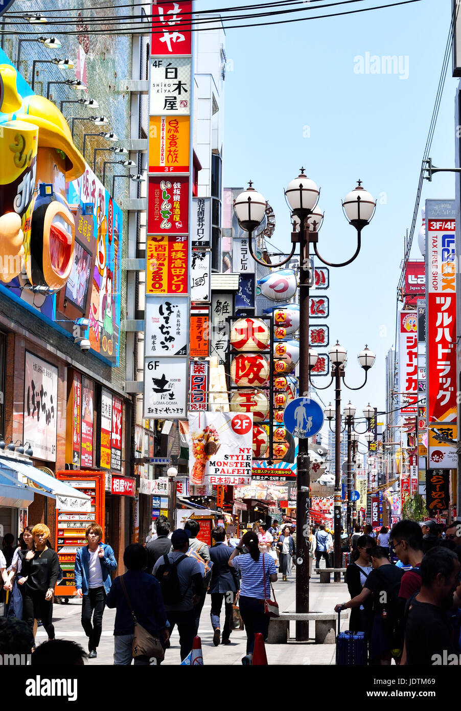 Promenez-vous sur les consommateurs une ruelle d'enseignes et de néons dans Namba, Osaka, Japon Banque D'Images