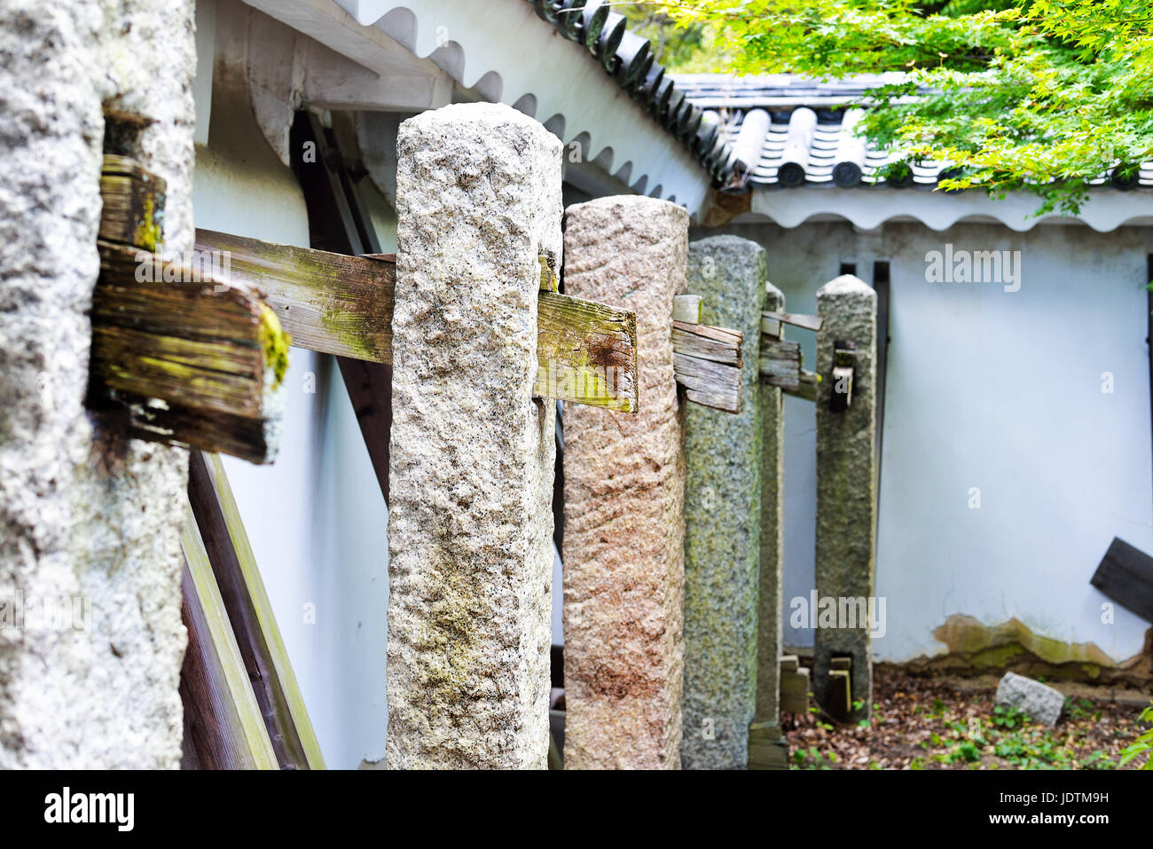 Contreforts de pierre et de bois, les murs extérieurs du château de Nijo, Kyoto, Japon Banque D'Images