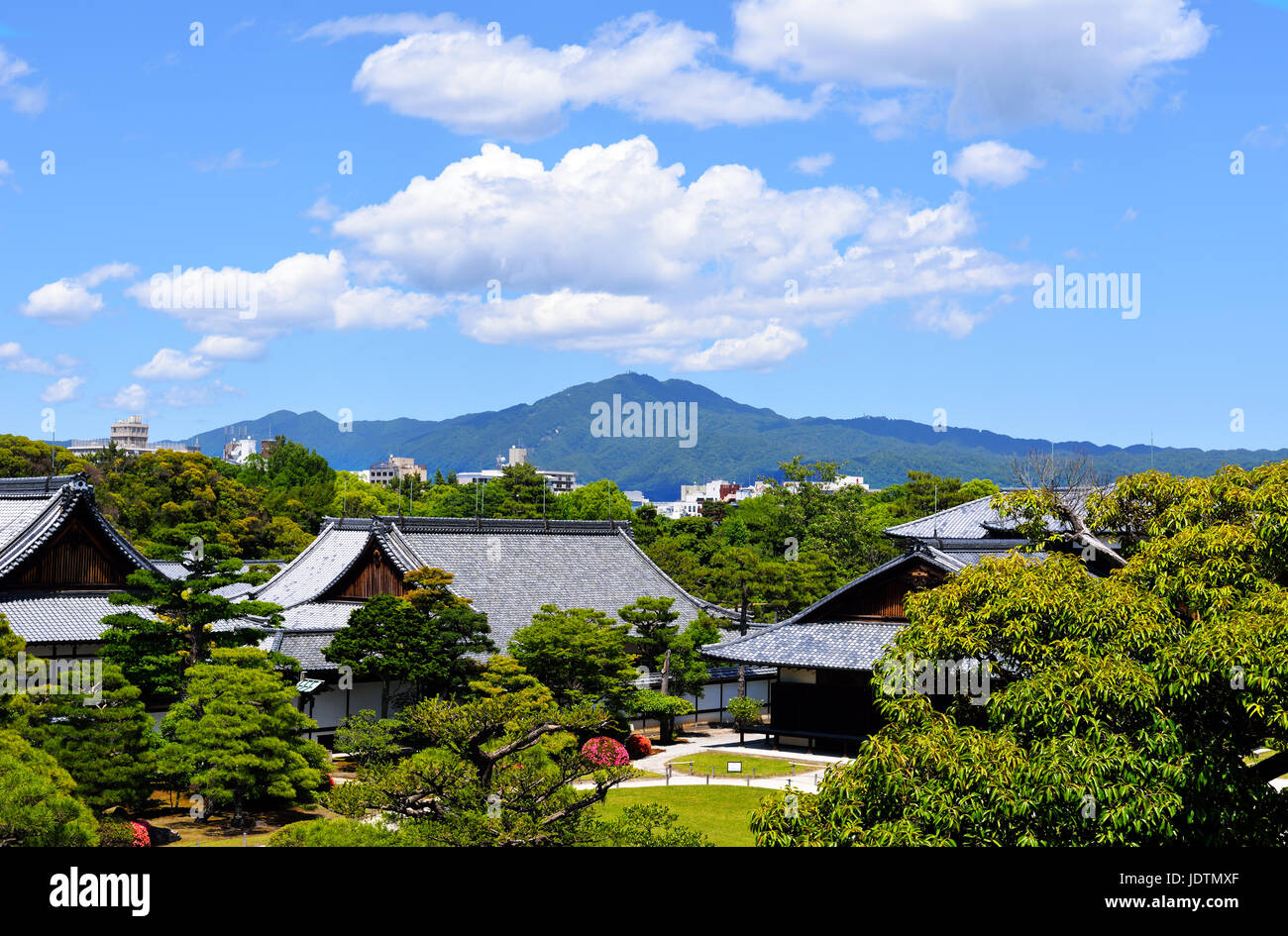 Palais Honmaru avec le Mont Hiei dans l'arrière-plan, le château de Nijo, Kyoto, Japon Banque D'Images