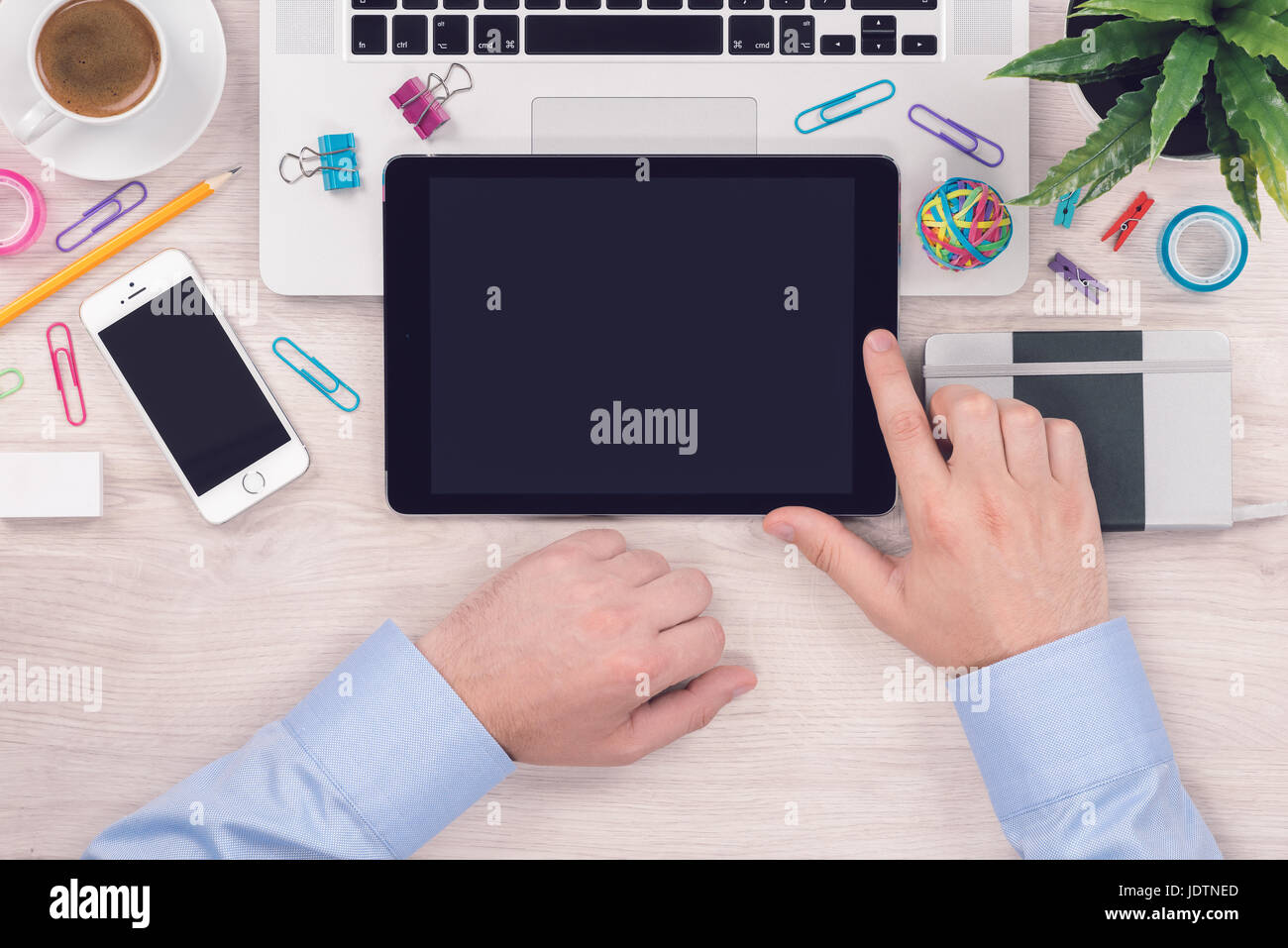 Table de bureau de travail avec digital tablet pc et mans mains sur elle une vue supérieure de la mise à plat Banque D'Images