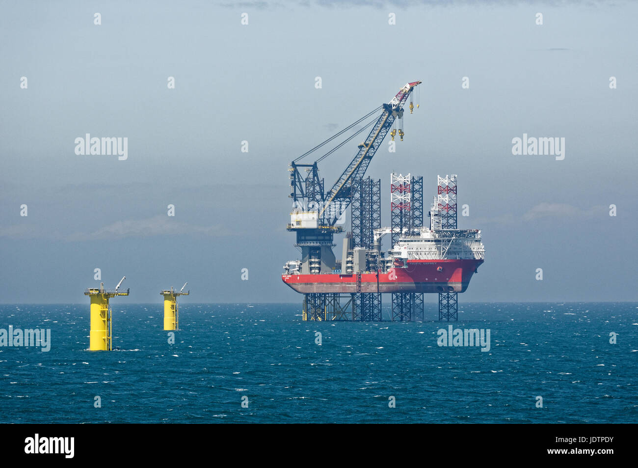 La construction d'Osprey Pacifique Navire au parc éolien offshore Offshore Rampion électrique sous-station (EOS) Banque D'Images