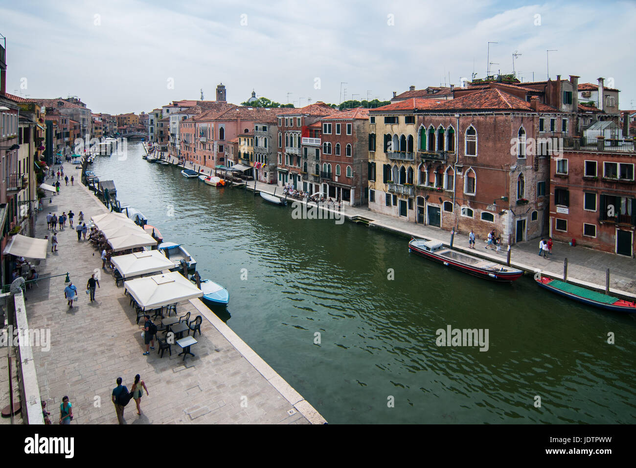 Venise - 6 juin, 2017. Une vue sur le Canal de Canaregio durant la Vogalonga 43, une régate non compétitive à Venise, Italie. Banque D'Images