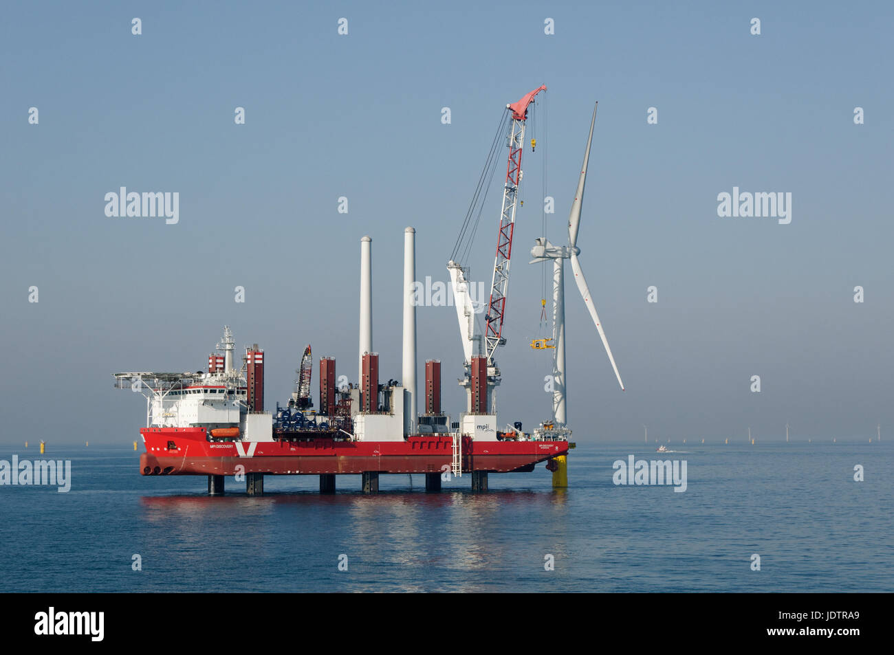 Le MPI Discovery Jack-Up navire de construction à l'éolien offshore Rampion, Angleterre. Banque D'Images