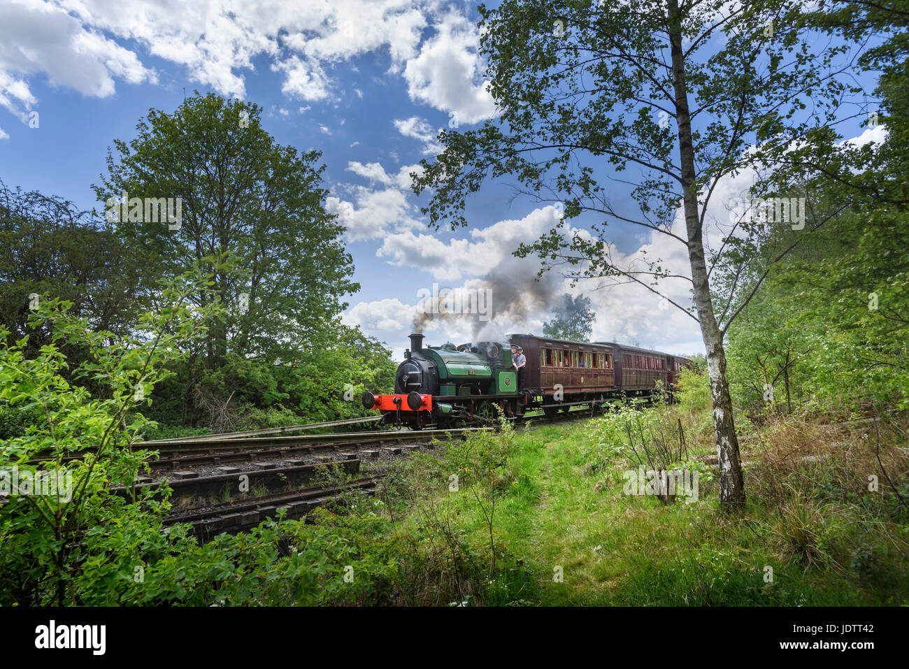 Wagons de train, locomotive à vapeur tirant sur le chemin de fer dans le comté de Durham Tanfield Banque D'Images