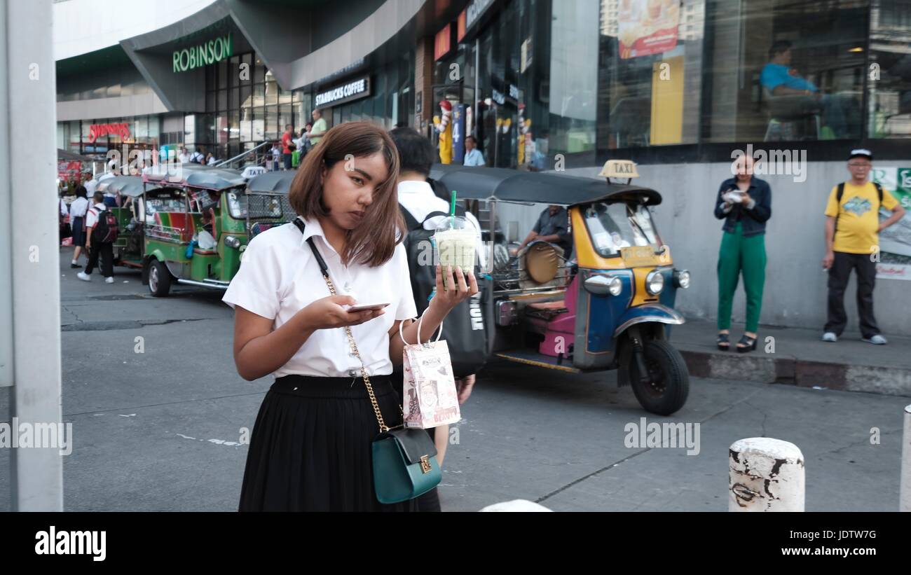 Fille de l'école de jour urbain dynamique sur les enfants de l'école Personnes Charoen Krung Road Sathon Bangkok Thaïlande Banque D'Images