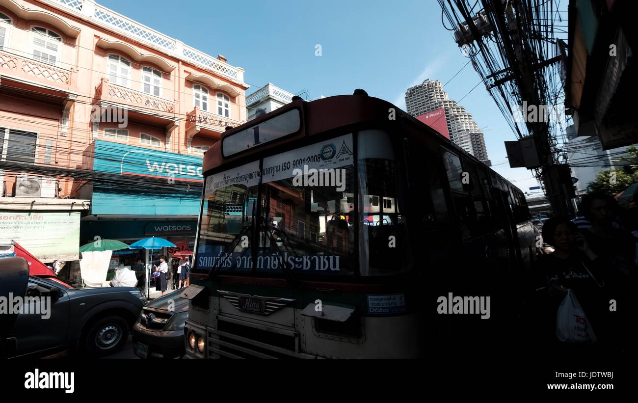 Le bus numéro 1 de jour Personnes urbain dynamique Charoen Krung Road Sathon Bangkok Thaïlande Banque D'Images
