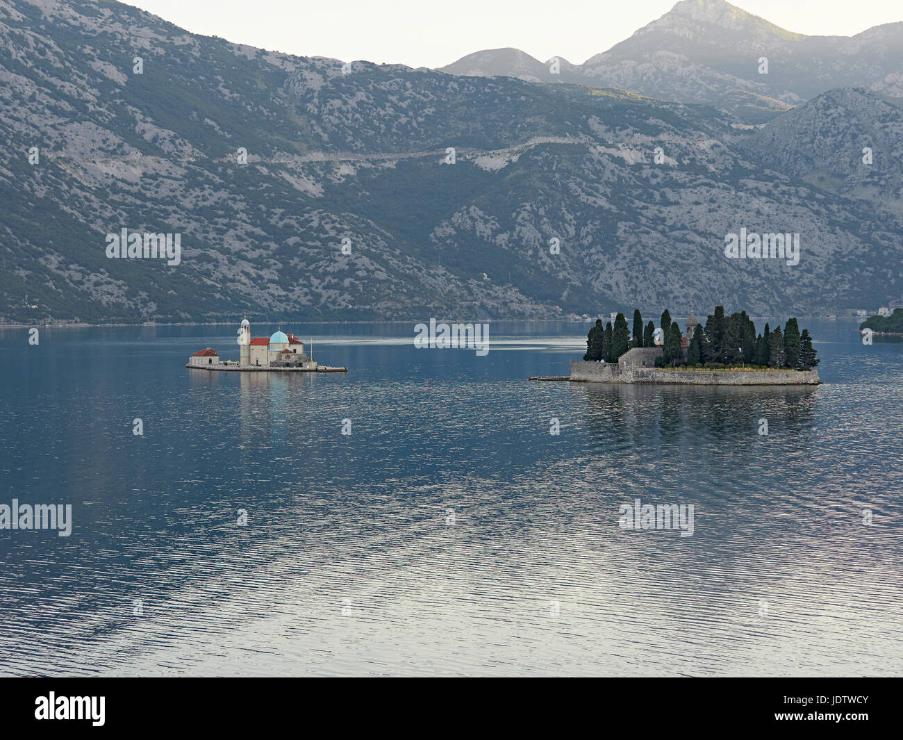 Perast dans la baie de Kotor Monténégro site du patrimoine mondial de l'UNESCO et les îles de Notre la Dame de la roche et St George Banque D'Images