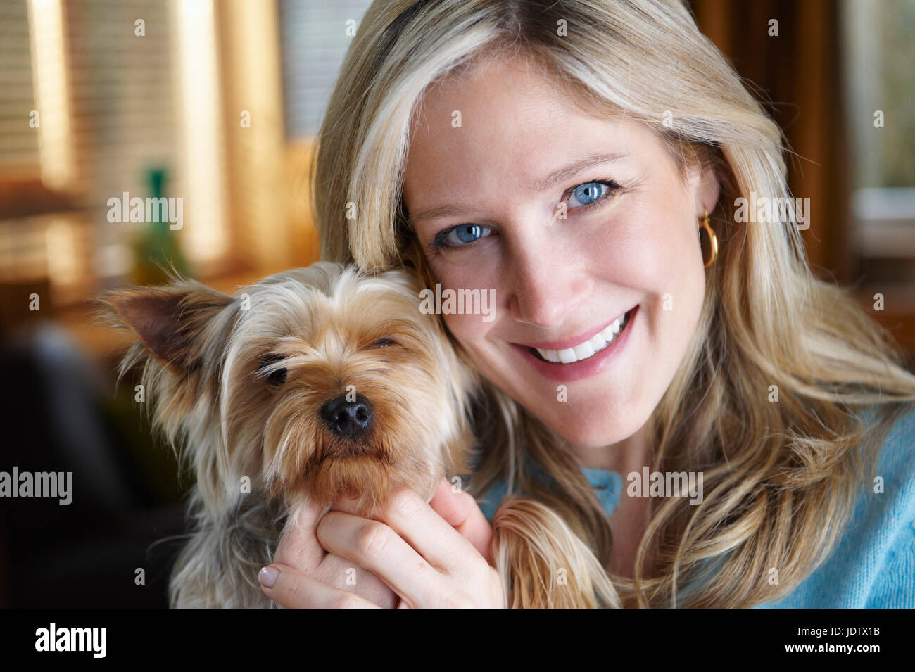 Portrait d'une femme avec son chien Banque D'Images