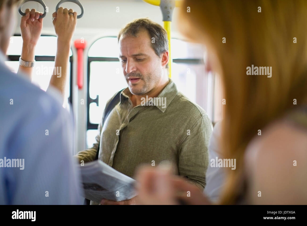 Man reading a newspaper Banque D'Images