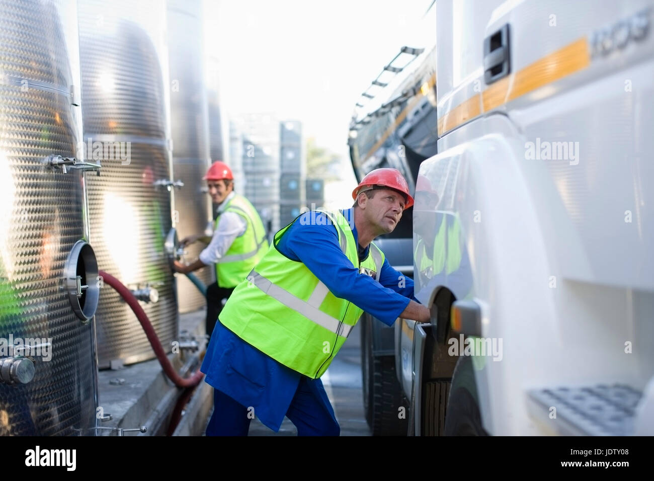 Remplissage avec du gaz camions travailleurs Banque D'Images