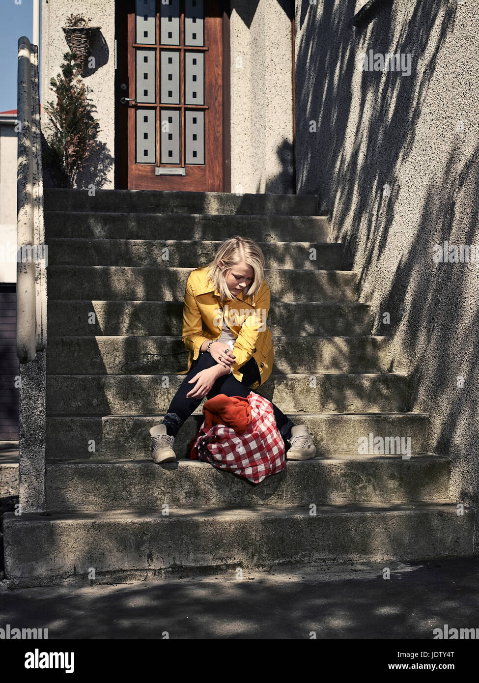 Sad girl sitting on steps Banque D'Images