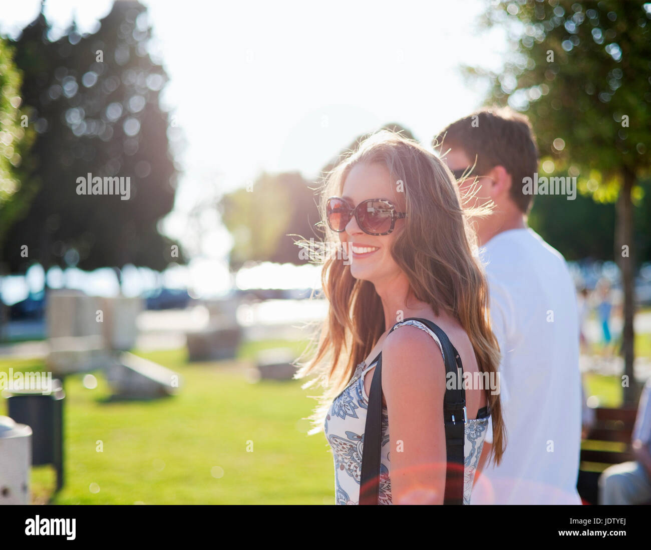 Smiling woman walking with boyfriend Banque D'Images