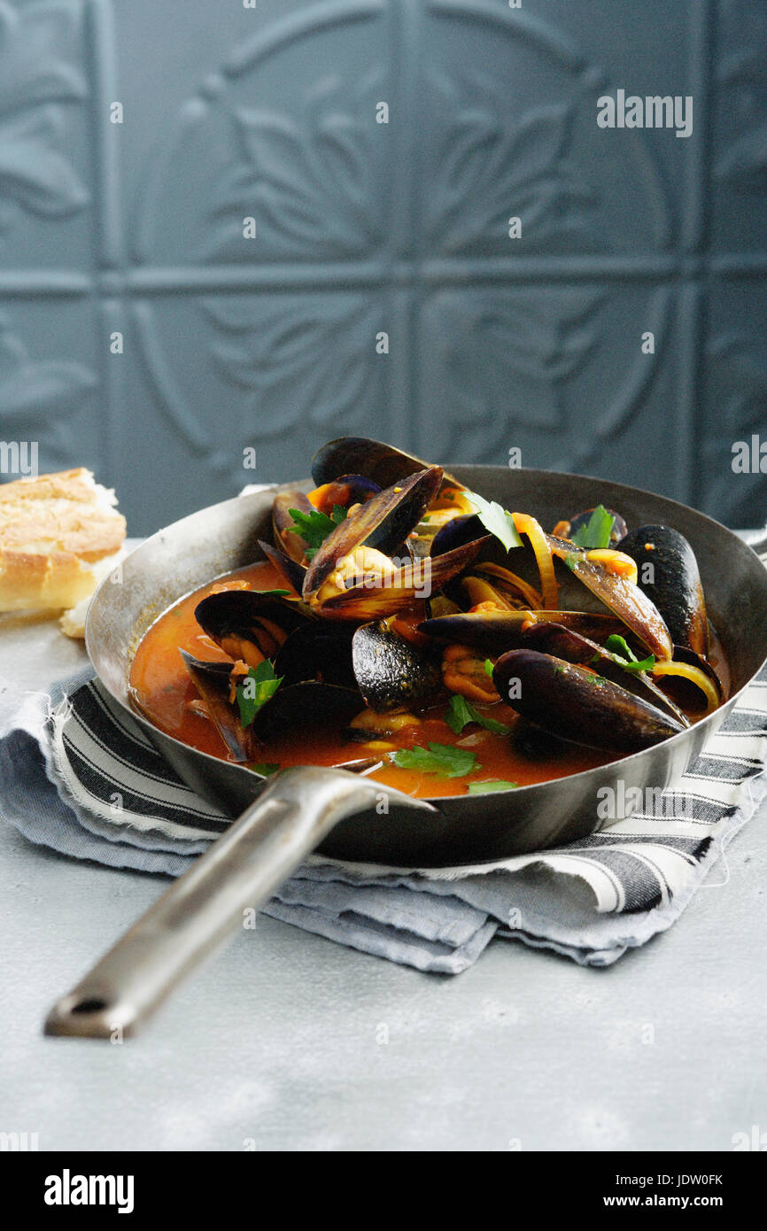 Pot de moules à la sauce tomate Banque D'Images