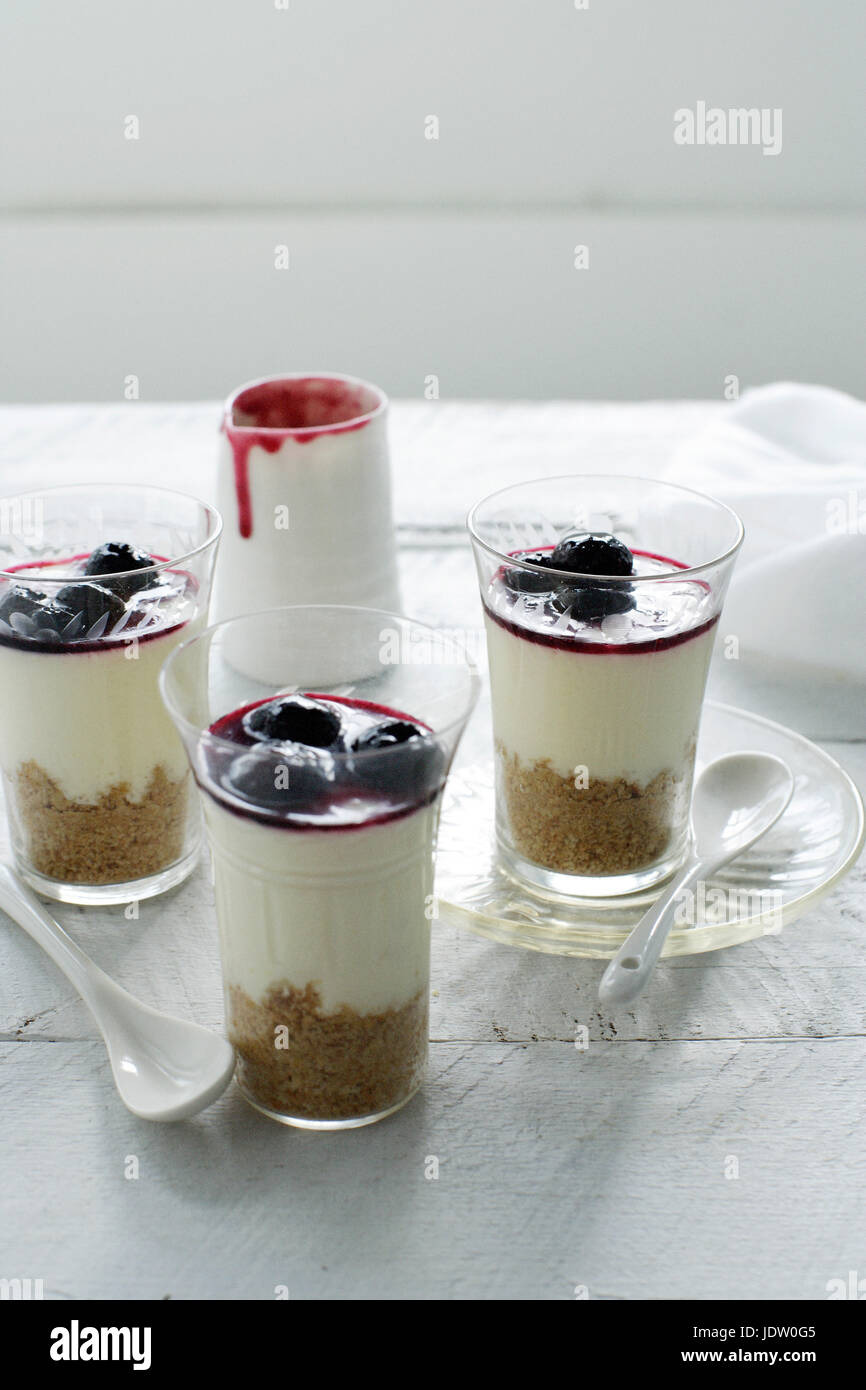 Verres de Cheesecake aux fruits rouges Banque D'Images