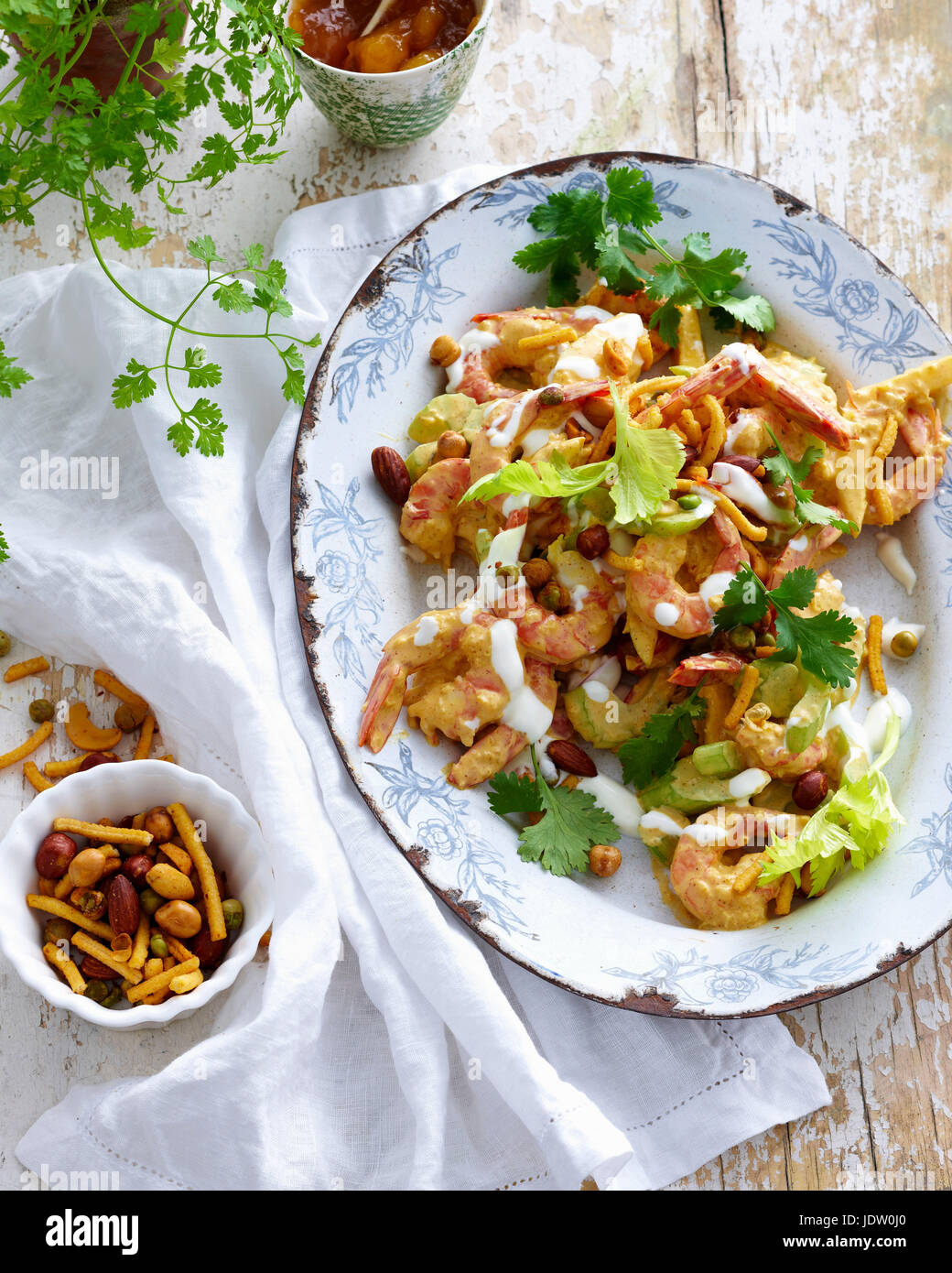 Assiette de salade avec crevettes Banque D'Images