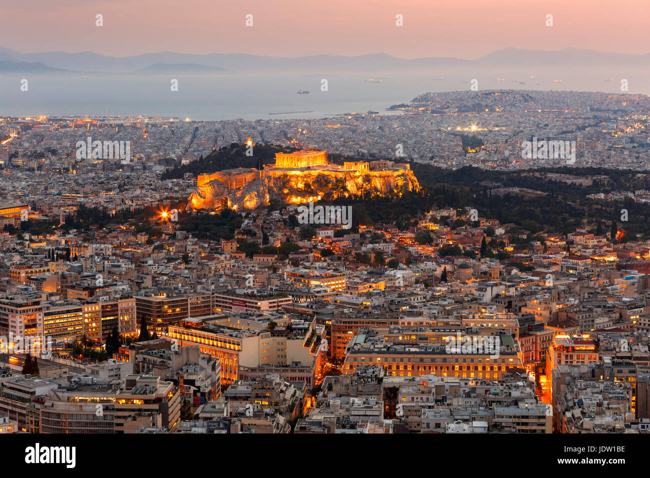 Vue d'Athènes et l'Acropole depuis la colline du Lycabette au coucher du soleil, la Grèce. Banque D'Images