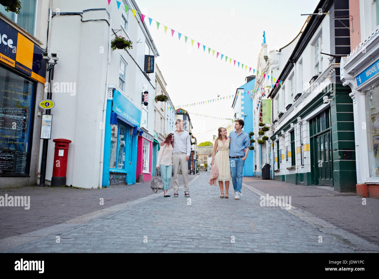 Des couples Walking Together on city street Banque D'Images