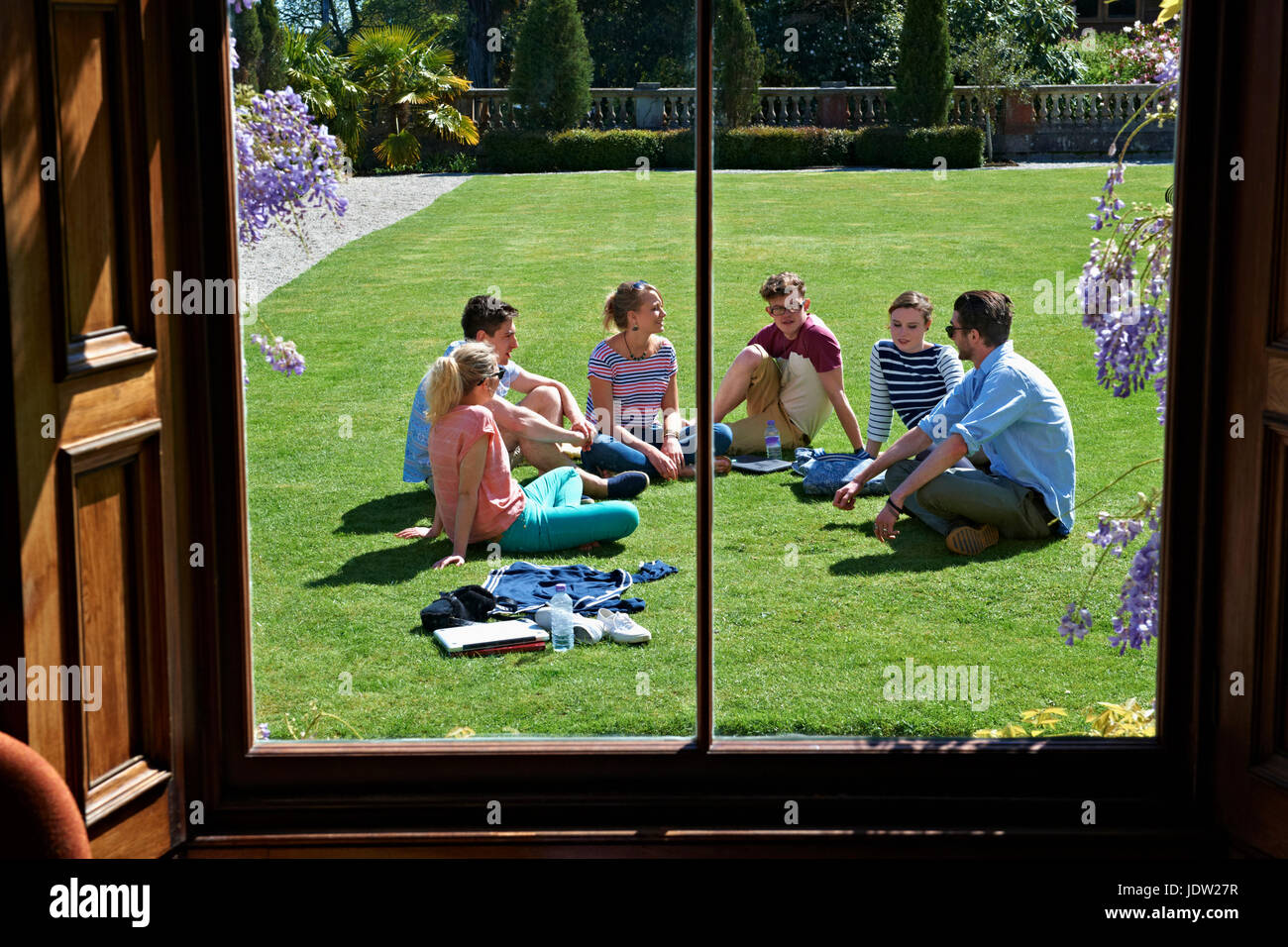 Les amis de détente sur pelouse Banque D'Images