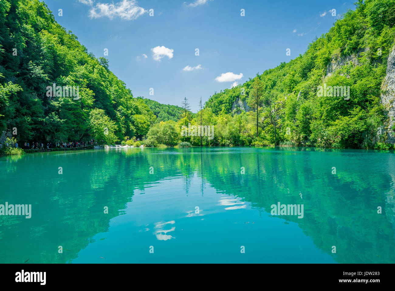 Le plus grand lac du parc national des Lacs de Plitvice relie les lacs supérieur et inférieur Banque D'Images