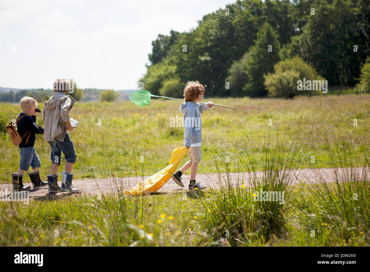 Les enfants marcher sur chemin de terre Banque D'Images