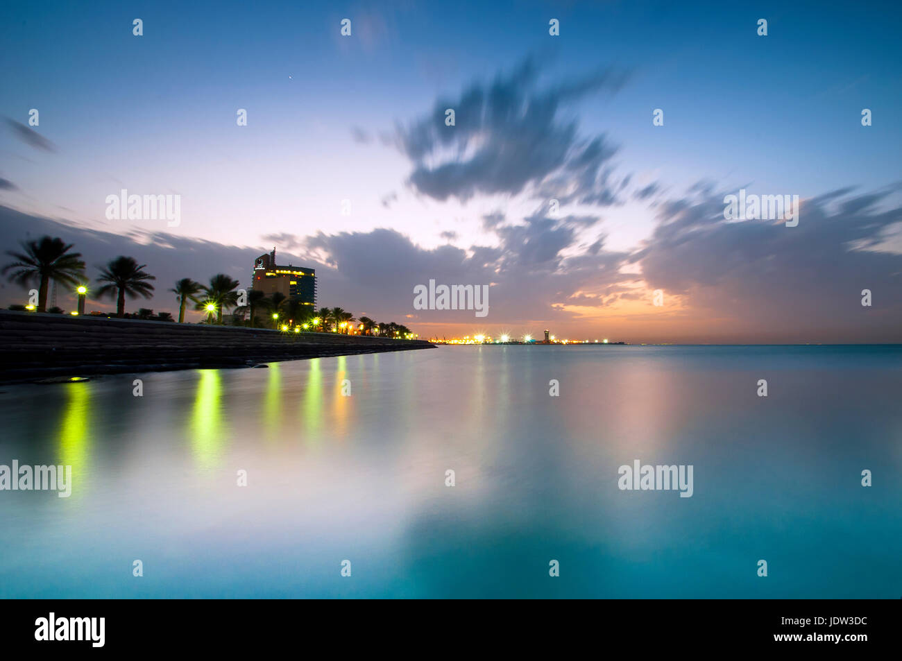 La longue exposition des nuages et du port urbain Banque D'Images