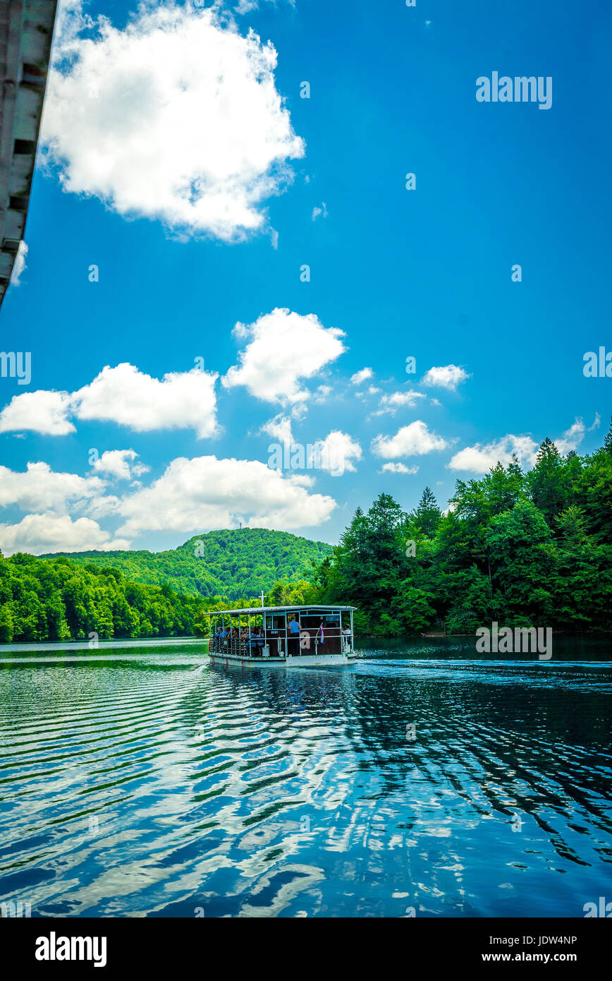 Le plus grand lac du parc national des lacs de Plitvice relie les lacs supérieur et inférieur. Les touristes prennent un bateau pour se déplacer entre. Banque D'Images