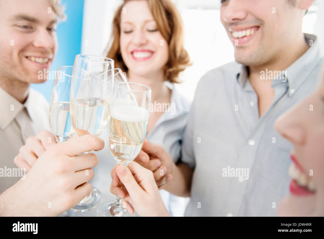 Collègues toasting with champagne glasses Banque D'Images