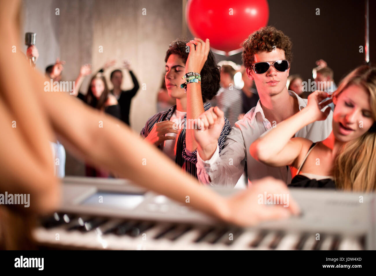 Young woman playing keyboard in nightclub Banque D'Images