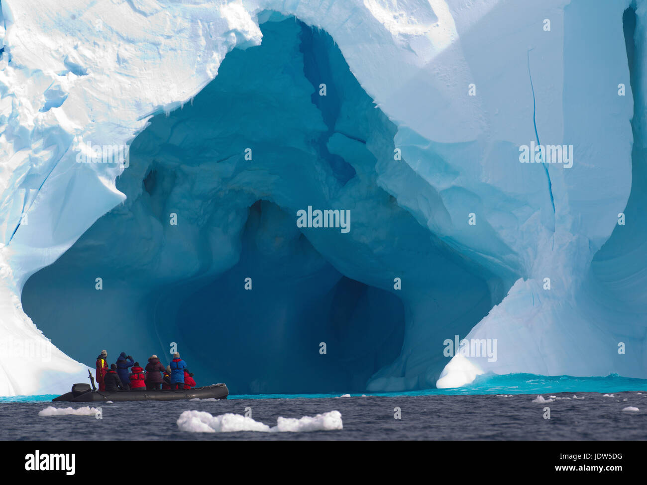 Voile et d'iceberg, banquise dans l'océan du Sud, 180 miles au nord de l'Antarctique, l'Antarctique Banque D'Images