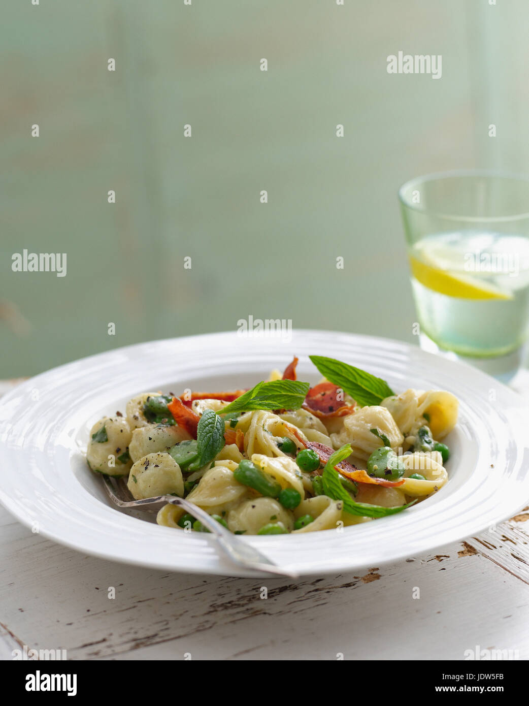 Bol d'orecchiette avec les pois et garnir de sauge Banque D'Images