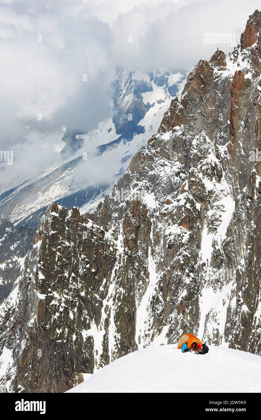 Les gens du camping en montagne, à Chamonix, France Banque D'Images