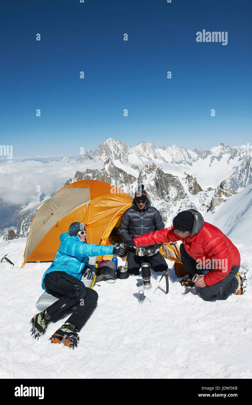 Les gens du camping en montagne, à Chamonix, France Banque D'Images