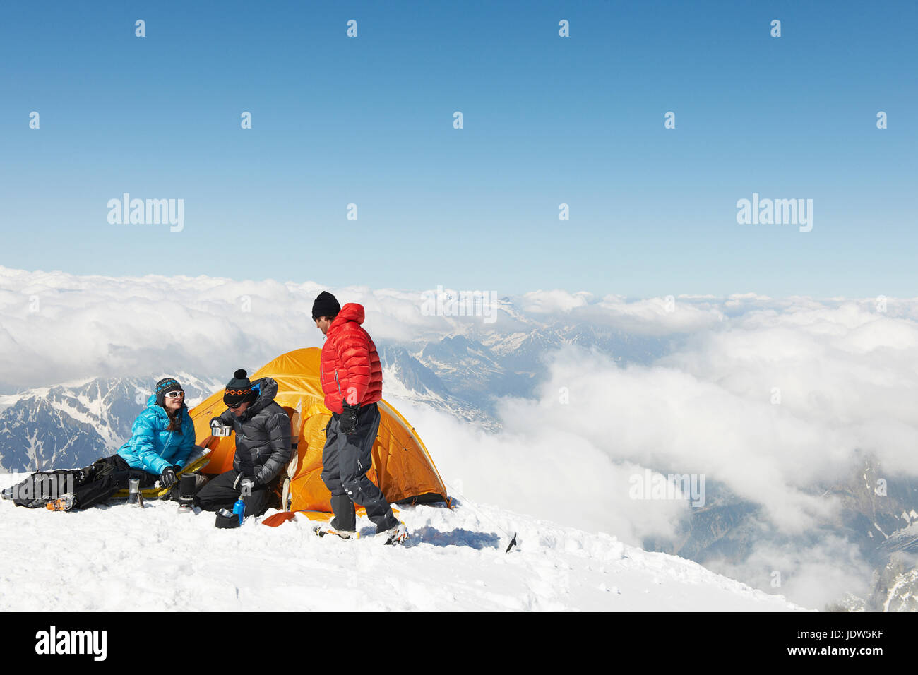 Les gens du camping en montagne, à Chamonix, France Banque D'Images