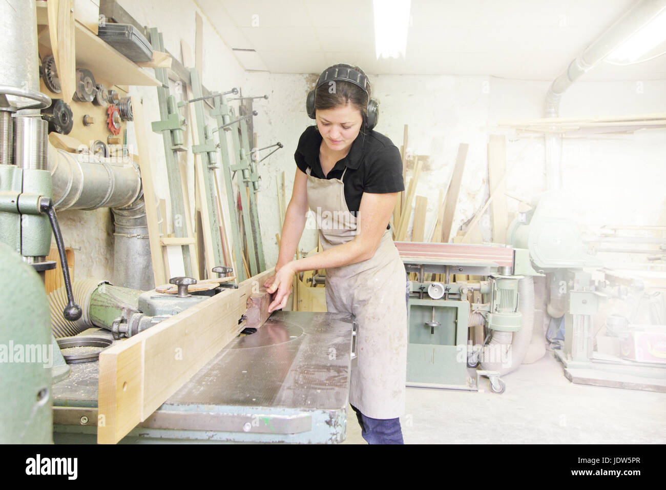 Female carpenter travaillant en atelier Banque D'Images