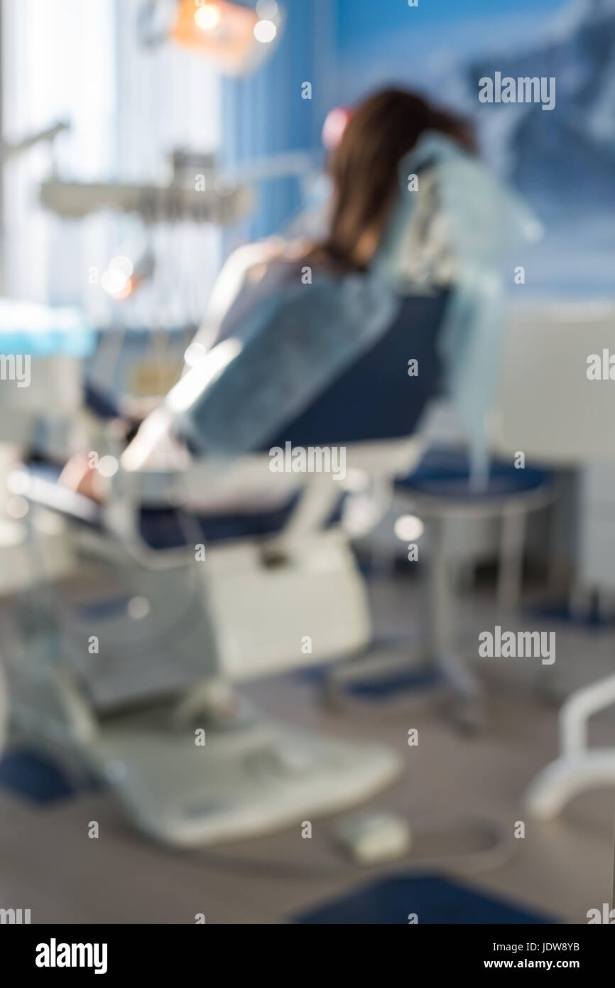 Résumé fond flou dentiste clinique avec vue floue : patient hôpital clinique de l'espace chambre avec de l'équipement d'instrument. Banque D'Images