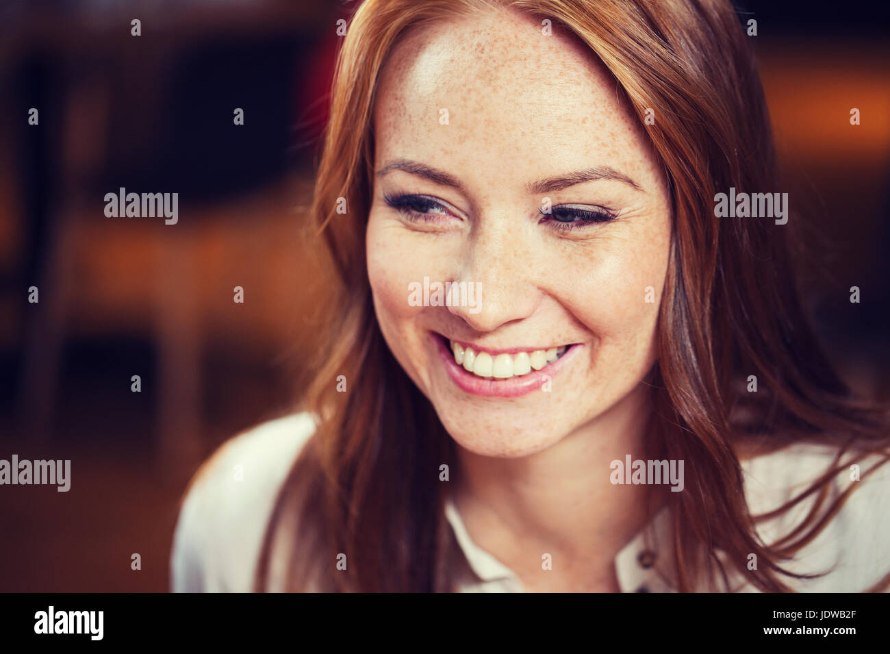 Smiling young redhead woman face Banque D'Images