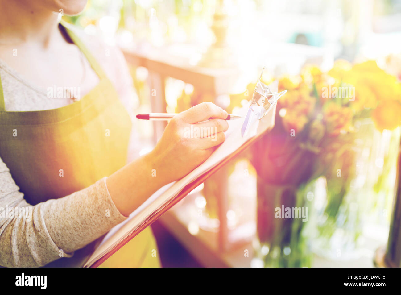 Close up of woman with clipboard in flower shop Banque D'Images