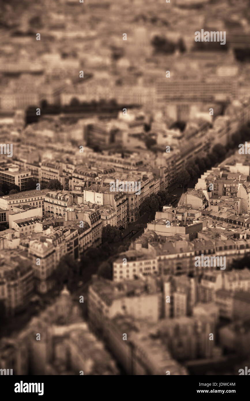 Rue de la ville de Paris vue sur le toit au coucher du soleil l'effet Tilt-shift en noir et blanc. Banque D'Images
