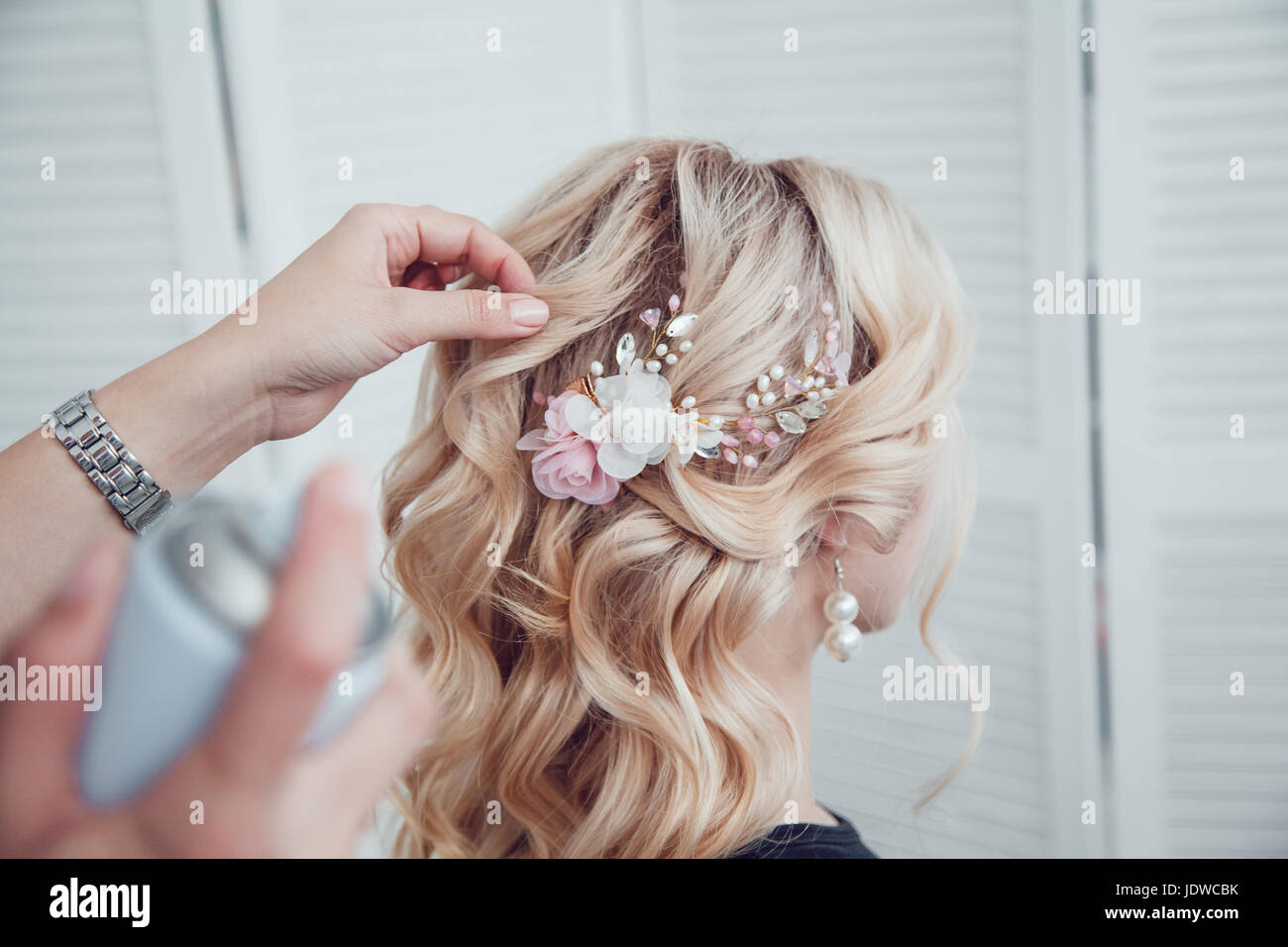 Salon de beauté fixe le styling avec une laque. Coiffure au travail. Banque D'Images