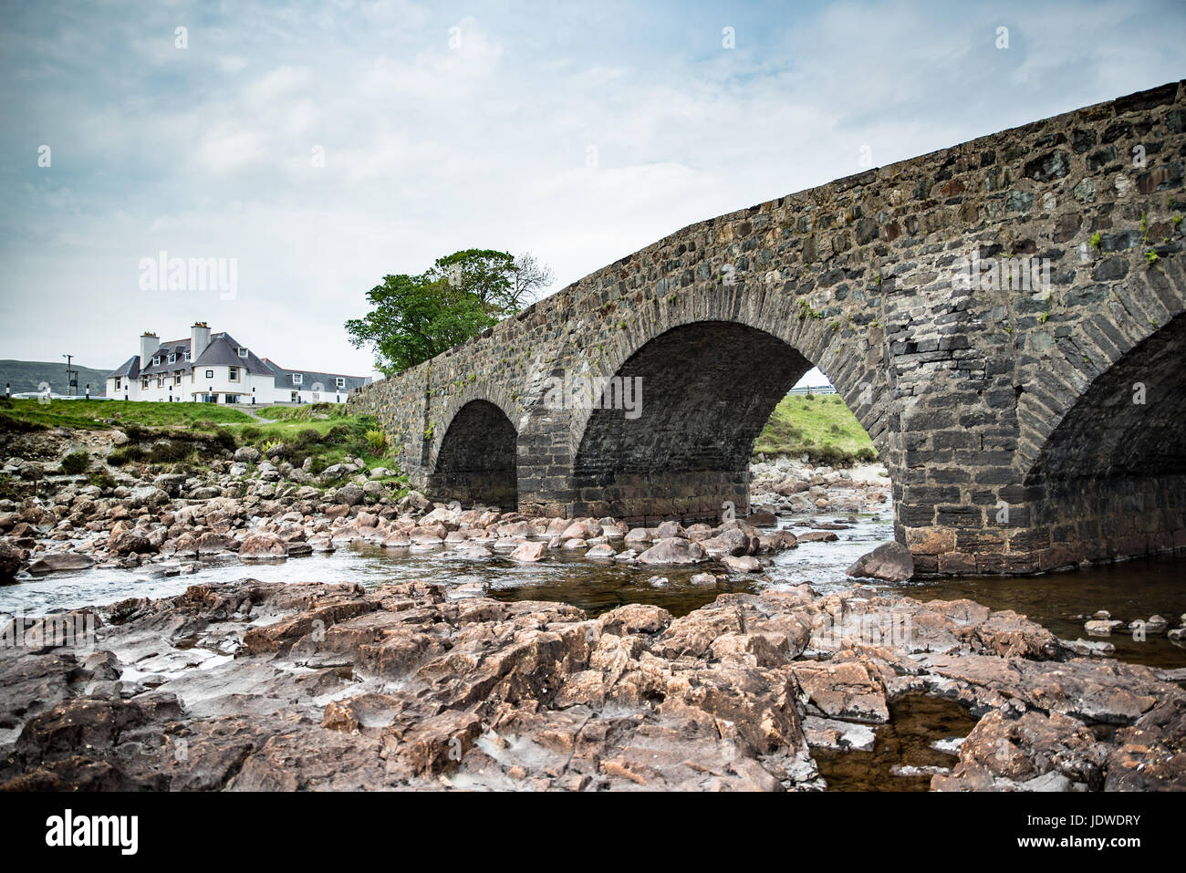 Le vieux pont de Sligachan journée nuageuse. Île de Skye. L'Écosse paysage. Banque D'Images
