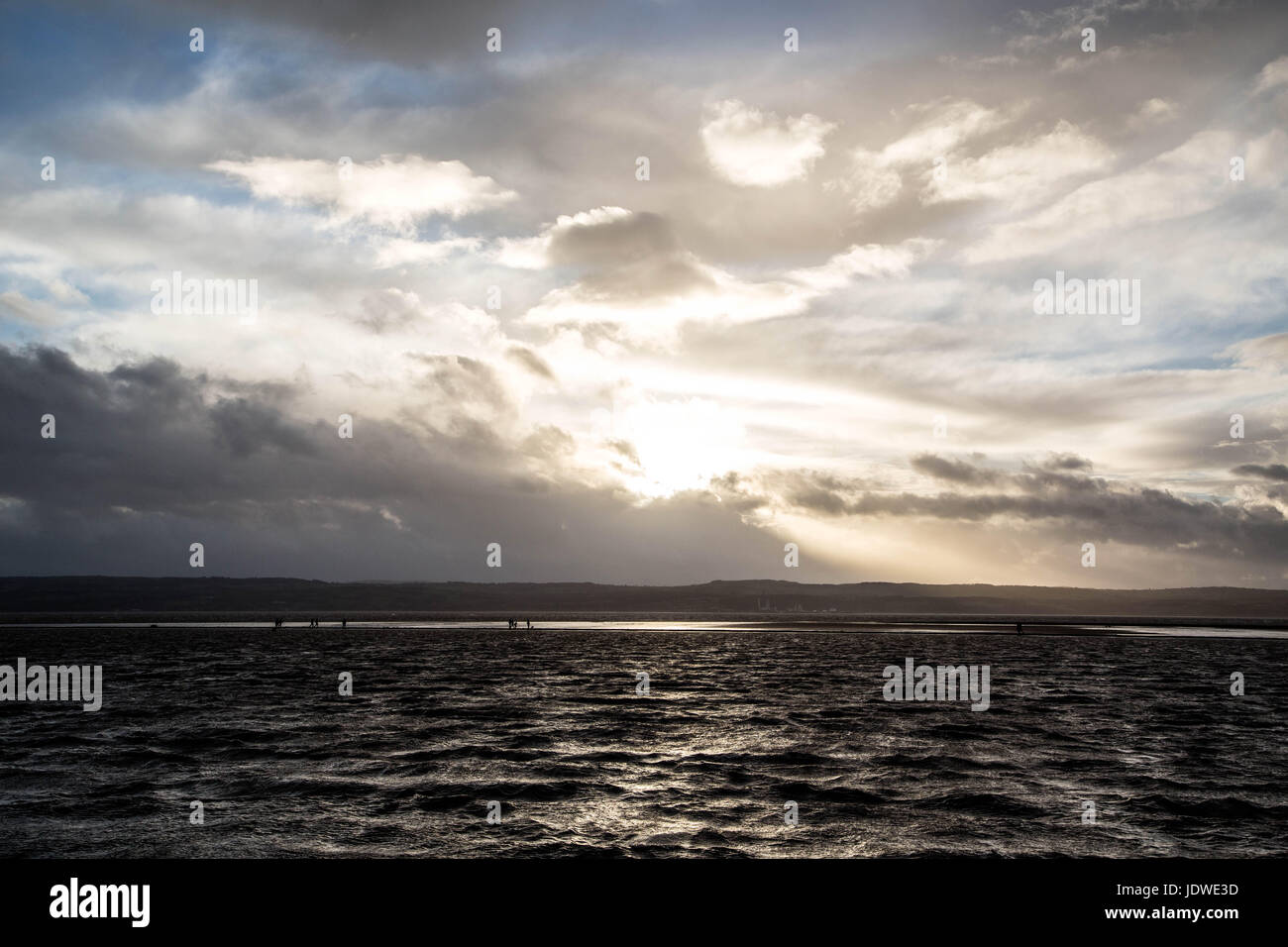 Le lac marin West Kirby sur le Wirral pendant le coucher de soleil orageux Banque D'Images