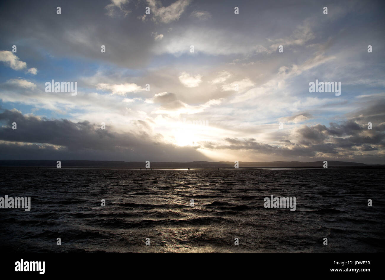 Le lac marin West Kirby sur le Wirral pendant le coucher de soleil orageux Banque D'Images