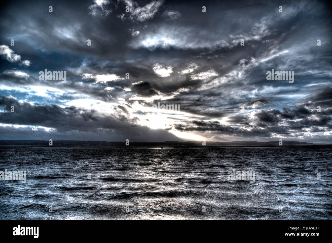 Le lac marin West Kirby sur le Wirral pendant le coucher de soleil orageux Banque D'Images