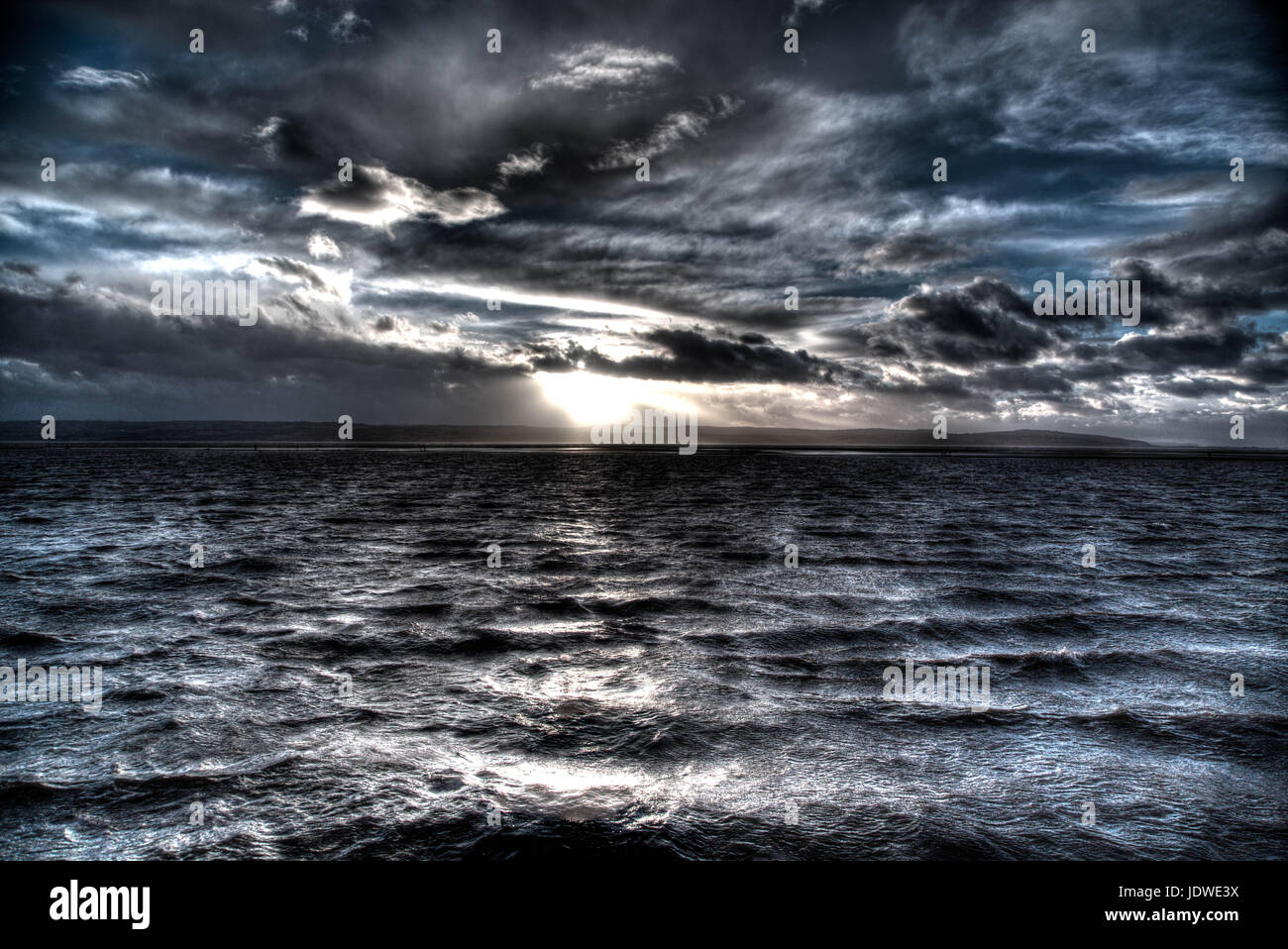 Le lac marin West Kirby sur le Wirral pendant le coucher de soleil orageux Banque D'Images