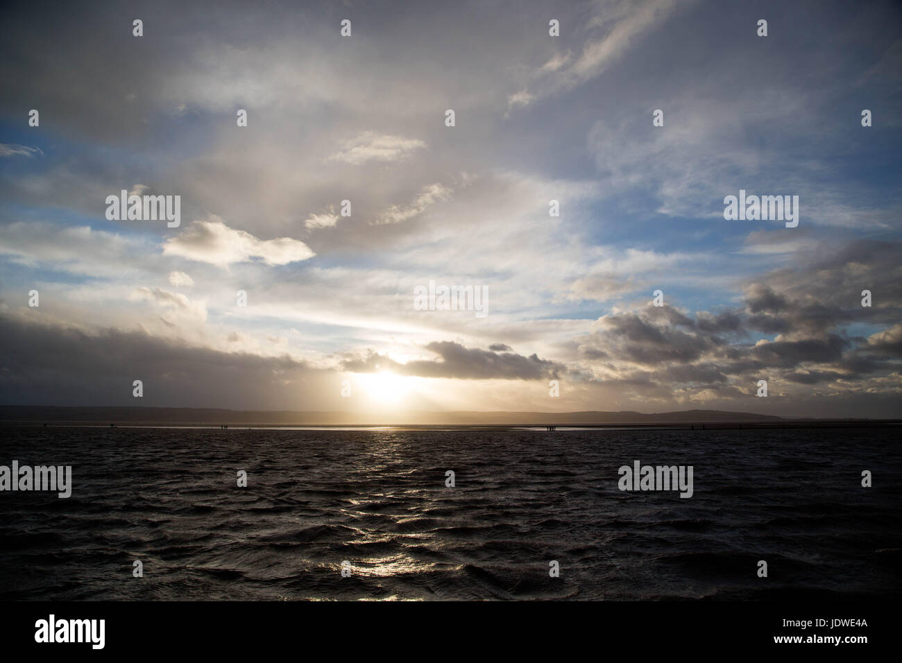 Le lac marin West Kirby sur le Wirral pendant le coucher de soleil orageux Banque D'Images