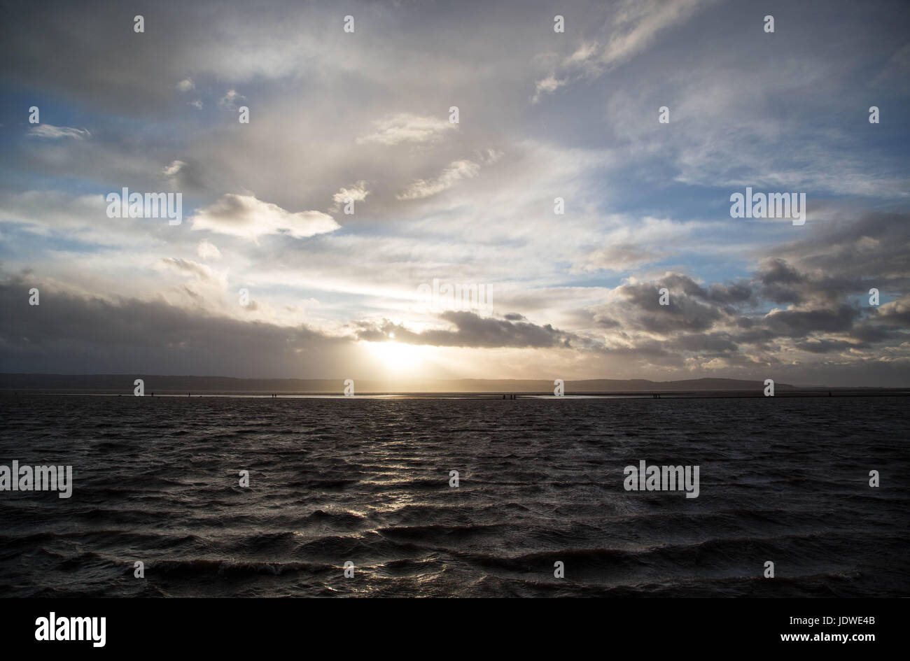 Le lac marin West Kirby sur le Wirral pendant le coucher de soleil orageux Banque D'Images