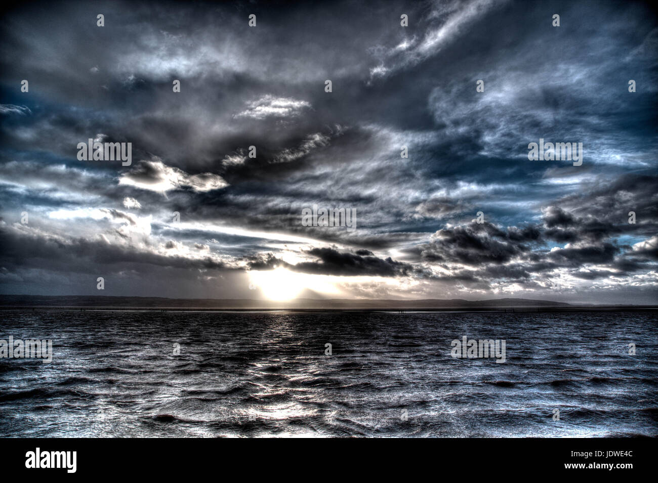 Le lac marin West Kirby sur le Wirral pendant le coucher de soleil orageux Banque D'Images