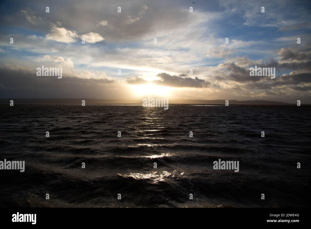 Le lac marin West Kirby sur le Wirral pendant le coucher de soleil orageux Banque D'Images