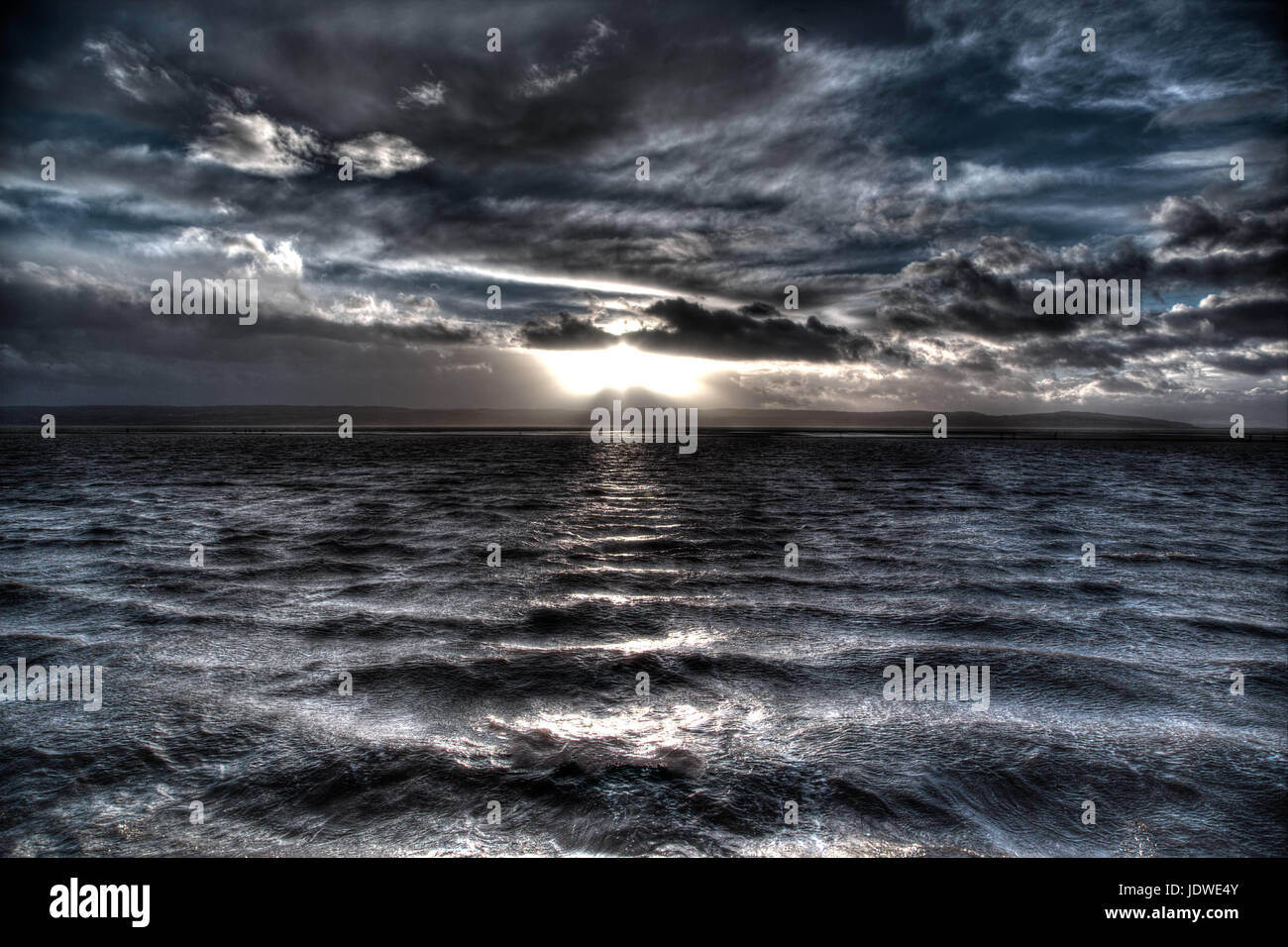 Le lac marin West Kirby sur le Wirral pendant le coucher de soleil orageux Banque D'Images