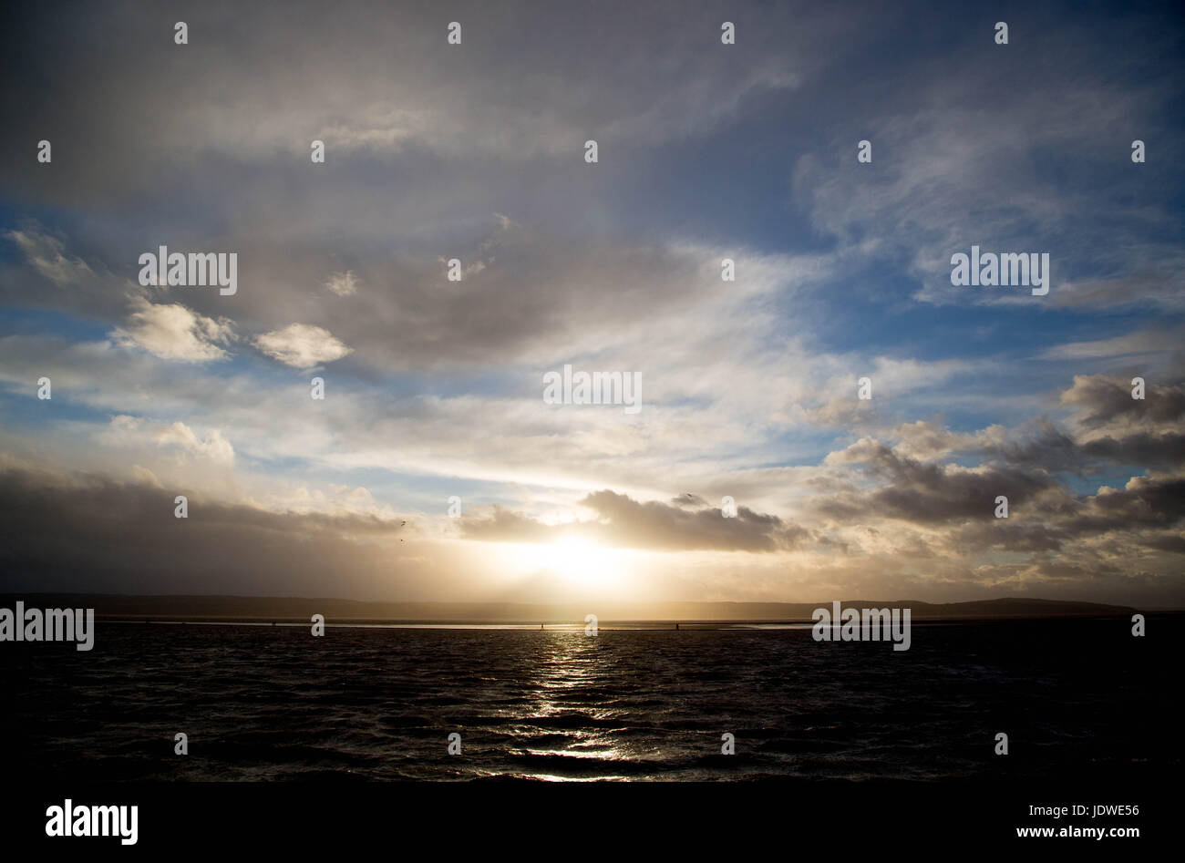 Le lac marin West Kirby sur le Wirral pendant le coucher de soleil orageux Banque D'Images